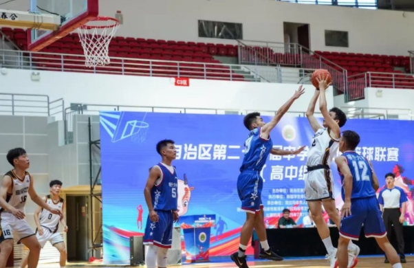 与学校教育深度交融在篮球教练正带着孩子们练习上篮与传球