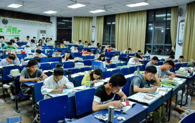 构建职业教育升学立交桥夯实产业集群高质量开展的技能人才之